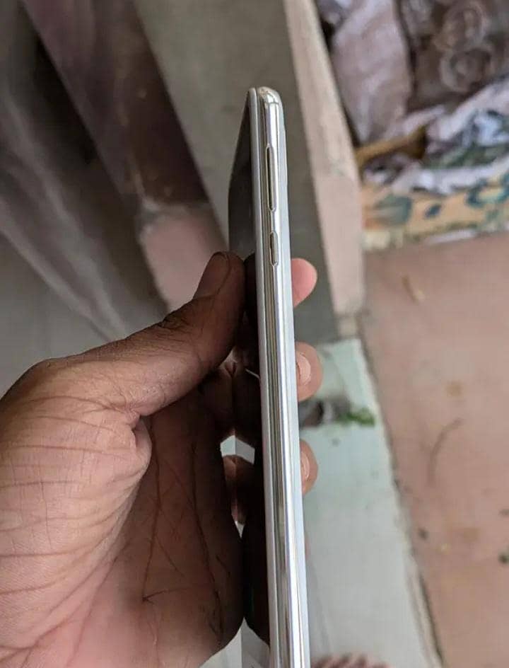 Sharp Aquos R2 2