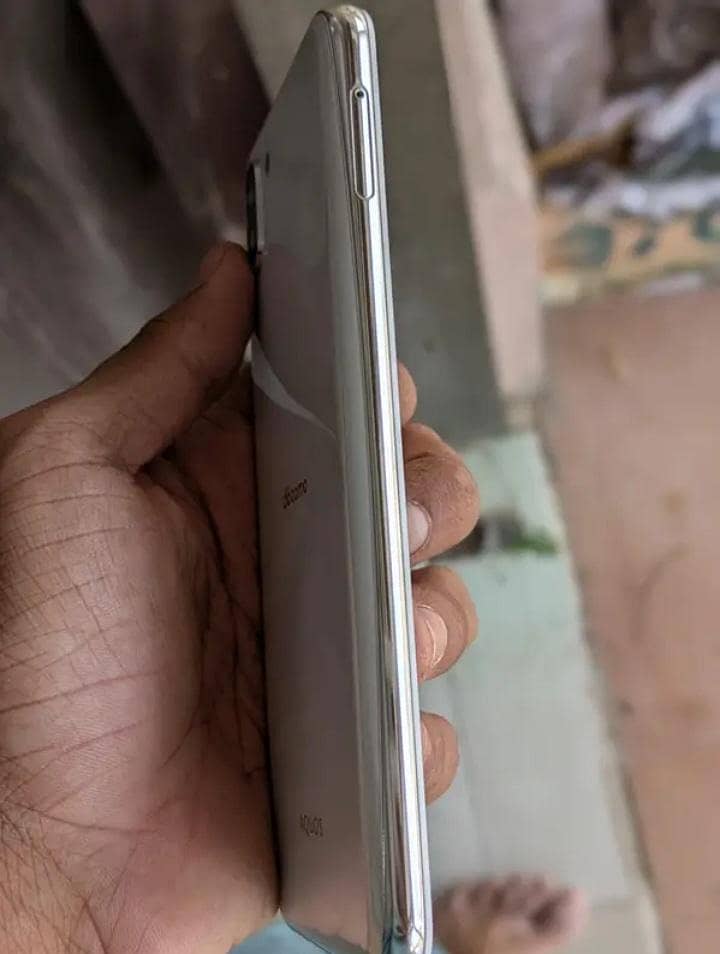 Sharp Aquos R2 3