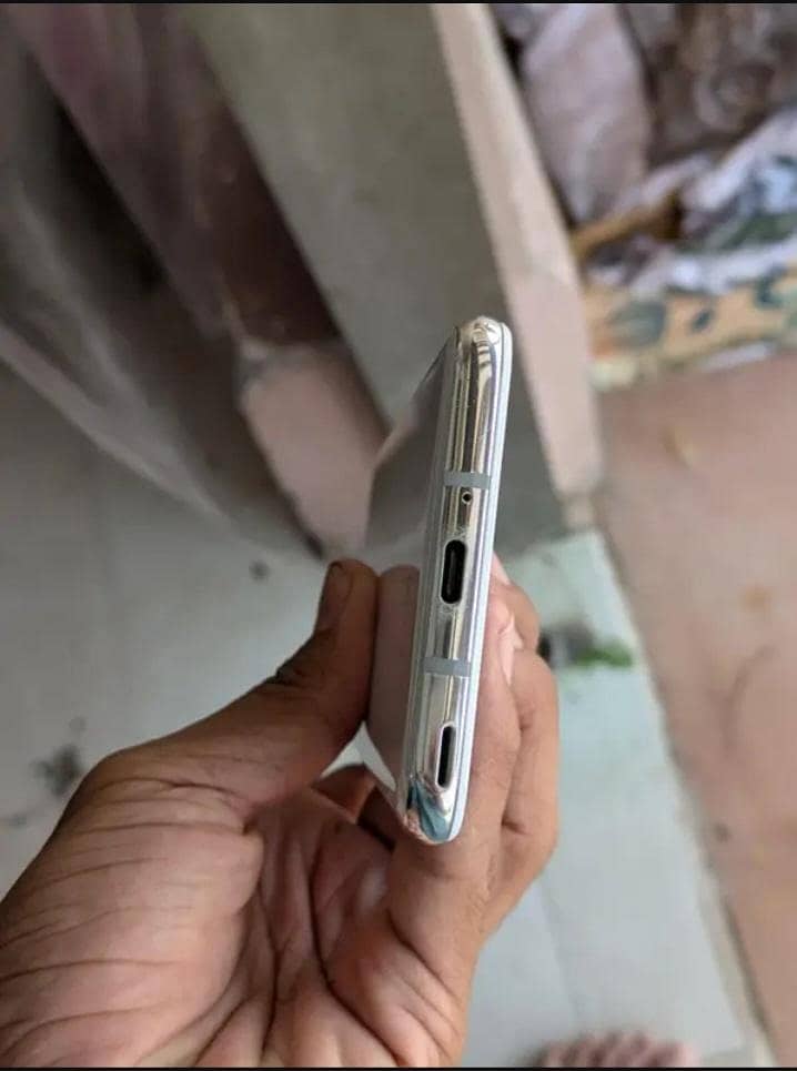 Sharp Aquos R2 4