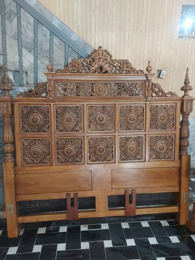 wooden bet set in good condition