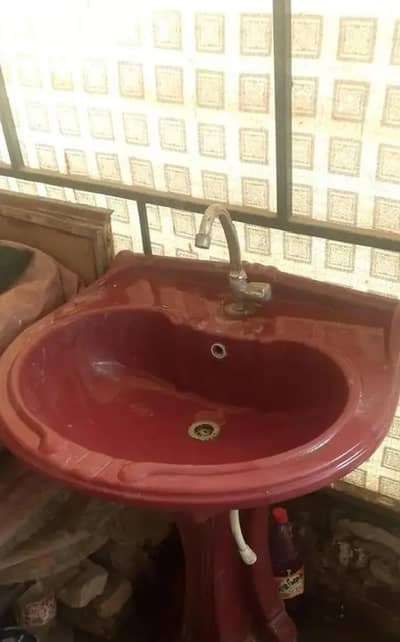 Ceramic wash basin with tap