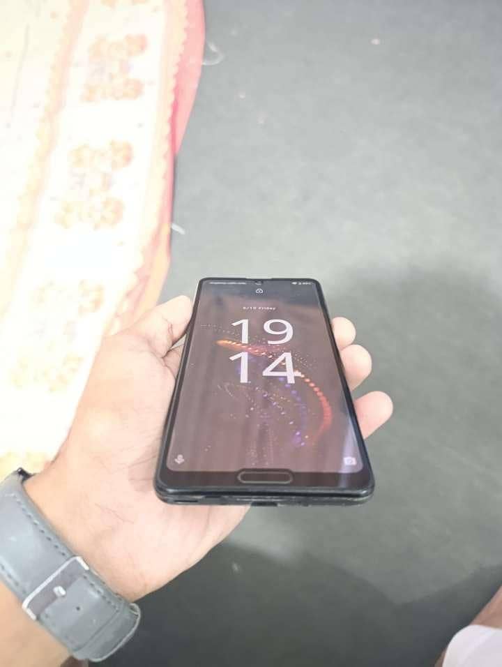 Sharp Aquos R5G 1