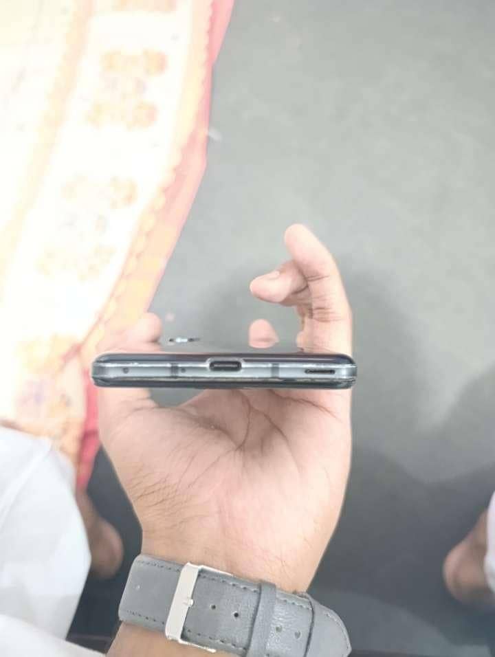 Sharp Aquos R5G 7