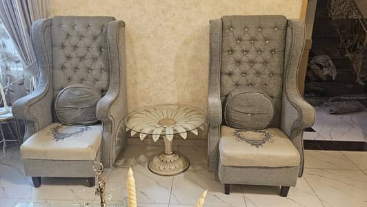 coffee table with 2sofa chairs