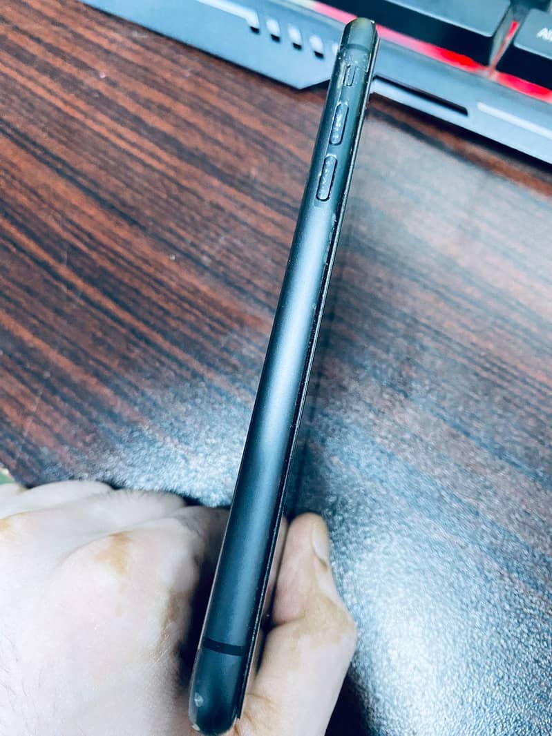 Apple iPhone 11 4