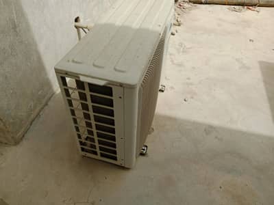 Gree 1.5 Ton DC Inverter AC – Excellent Condition | Home Used