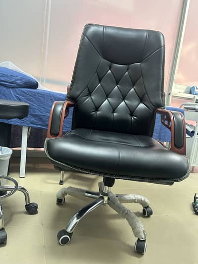 Executive Office/Clinic Chair – Good Condition