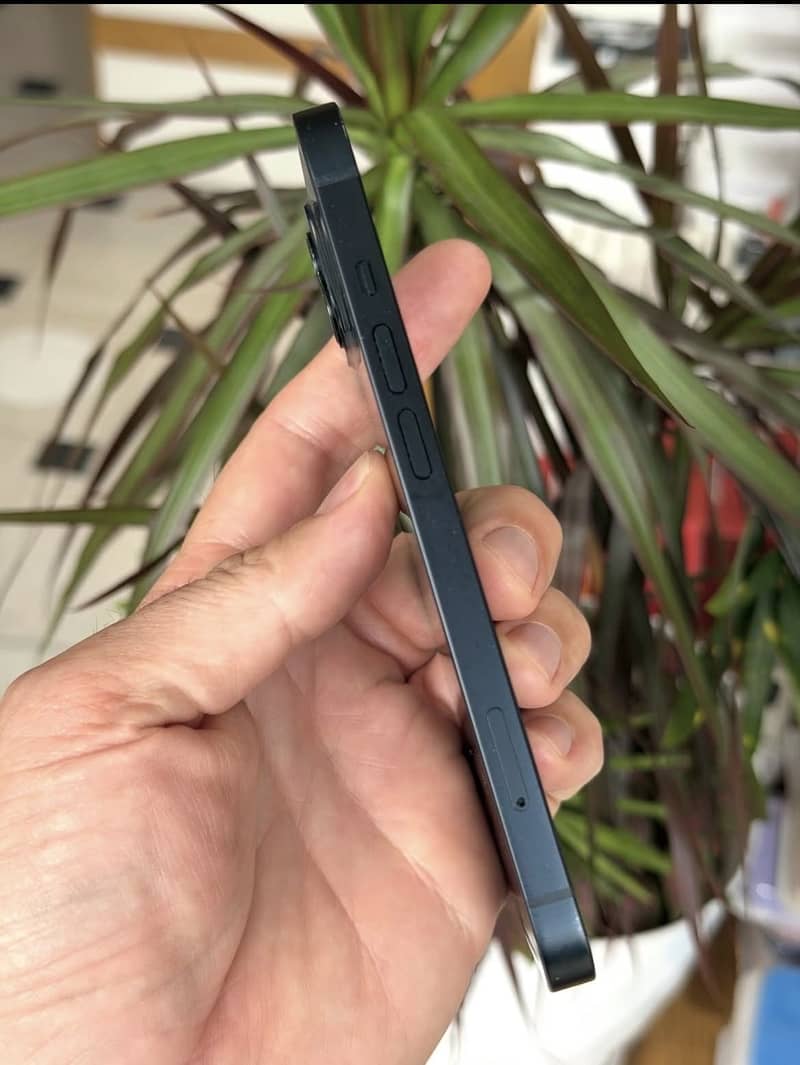 Apple iPhone 13 5