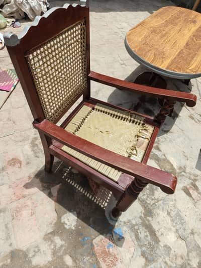 chair4piece and 1 Table and 2 glass stool