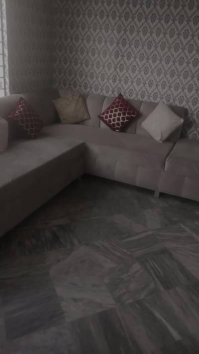 Sleek Grey L-Shaped Sectional Sofa – Perfect Condition