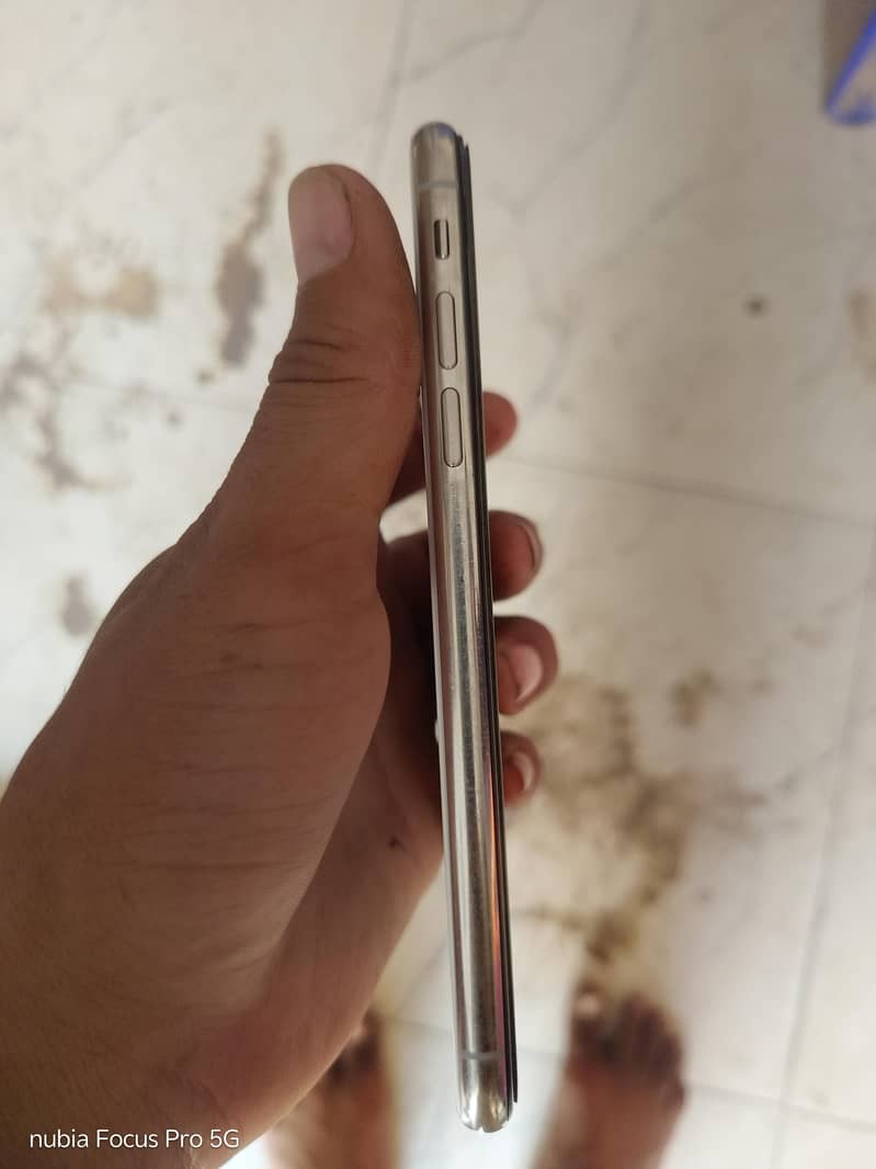 Apple iPhone X 3