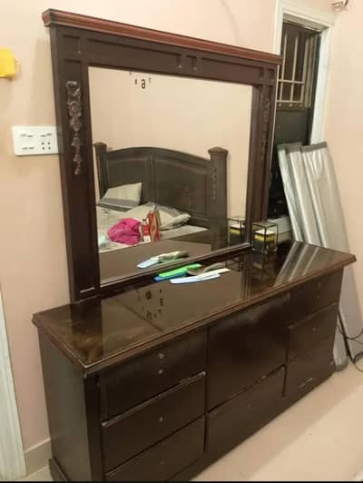DRESSING TABLE WITH MIRROR DRAWERS AND LOWER GLASS STAND