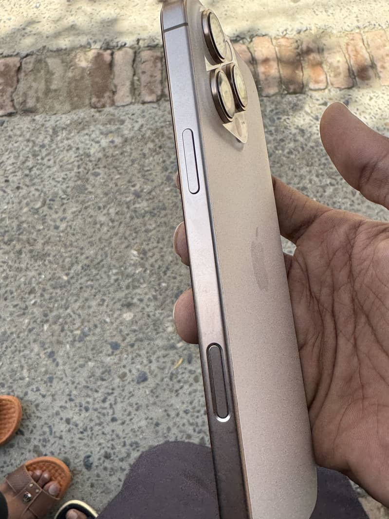 Apple iPhone 16 Pro Max 1