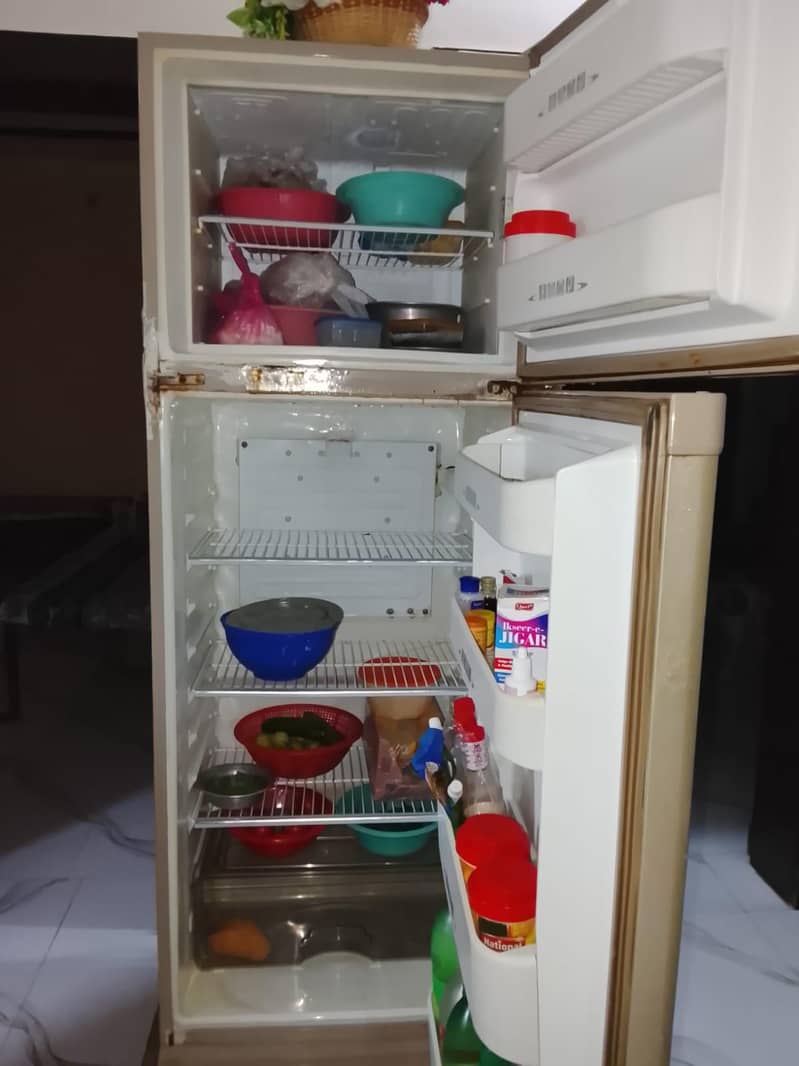 ساف ستھرا چلتی ہوئی کنڈیشن میں فریج برائے فروخت 1