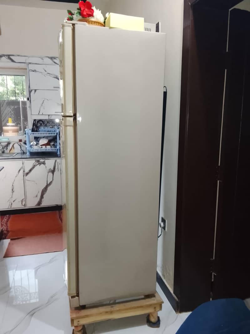 ساف ستھرا چلتی ہوئی کنڈیشن میں فریج برائے فروخت 3