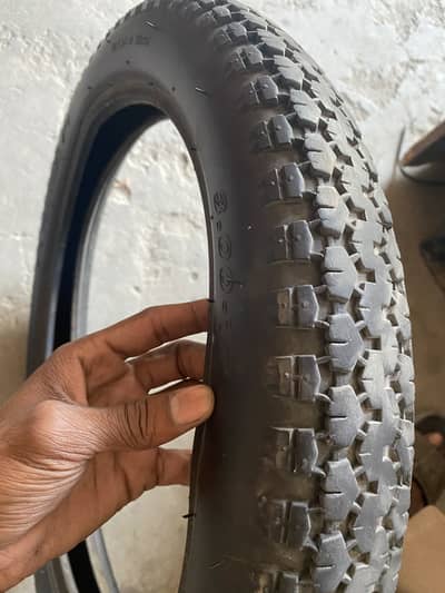 Honda 125 ka back wala tyre ha new condition ha. 03115790123