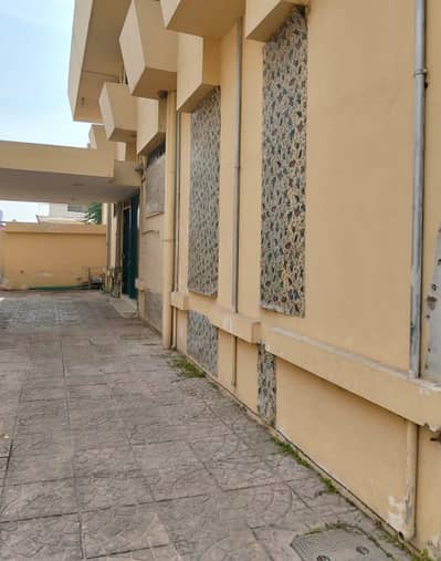 Investor Alert F7/2 500 Syd Old House Best Location 4 Bedroom Drawing/Dining TV Lounge kitchen with sqtr Near to Markaz and Margalla Road