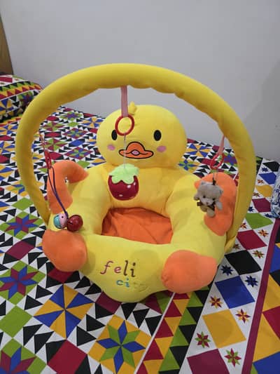 Baby sofa seat with hanging toys