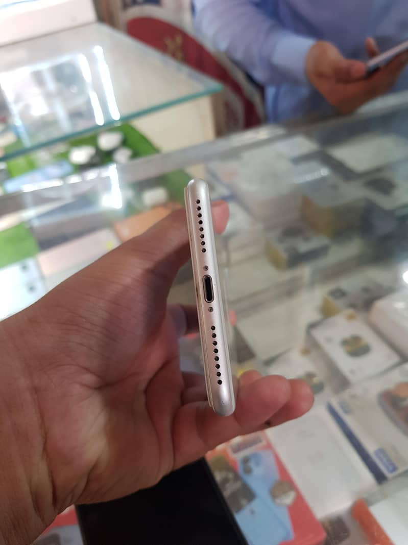 Apple iPhone 7 Plus 6