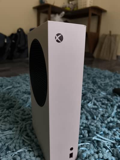 Xbox series s 9/10 condition slightly used with 2 controllers
