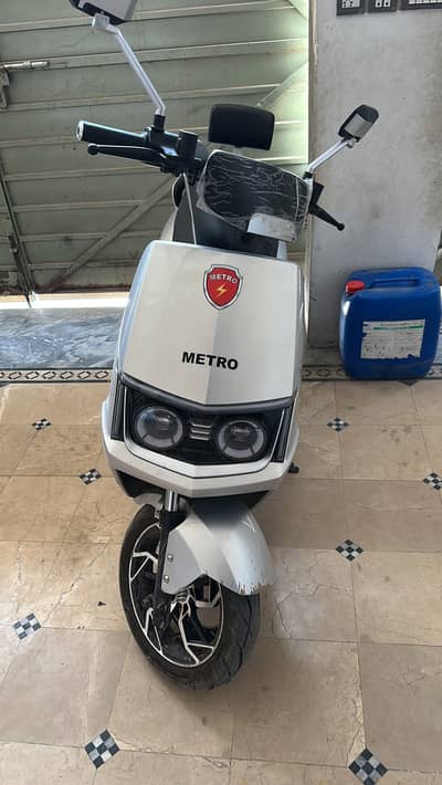 New applied for scooty urgent sale Metro M6