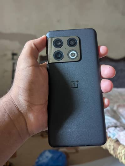 One Plus 10 Pro all ok 10/10 panel ma shade ha  03027300663 2 month