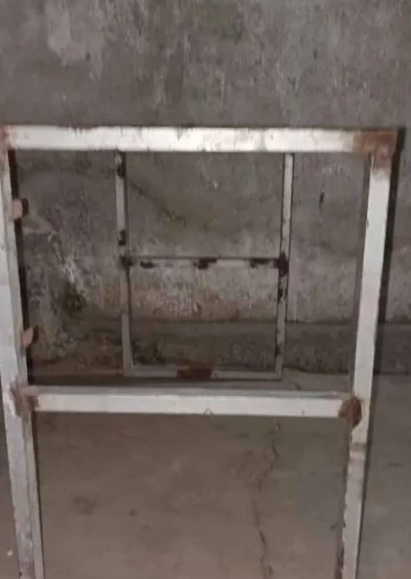 TABLE FRAME/UPS STAND 1