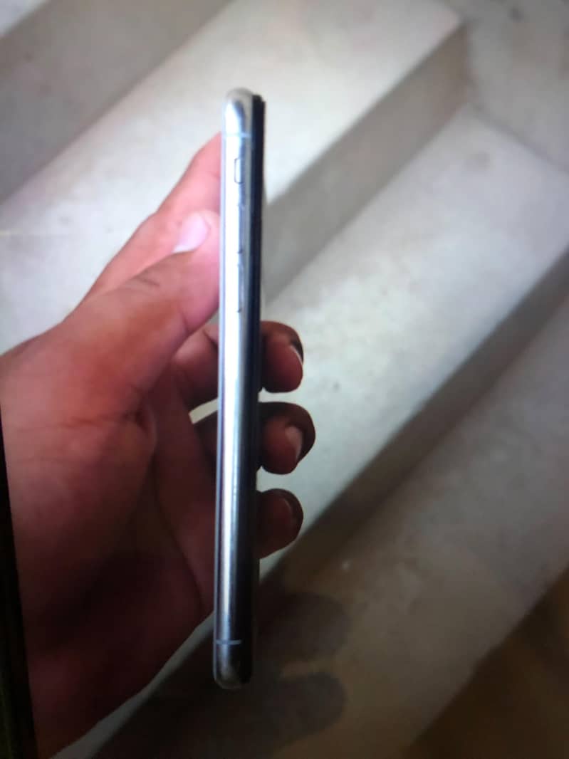 Apple iPhone X 4