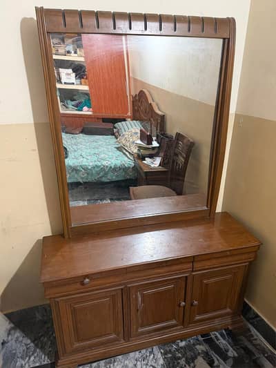Dressing table for bedroom with broad mirror