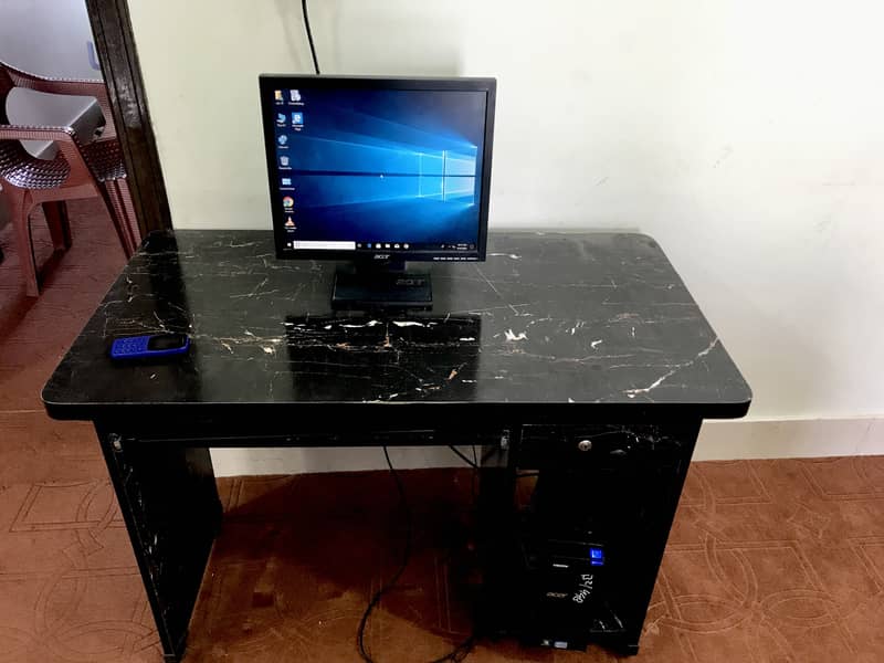 Computer & Table 0