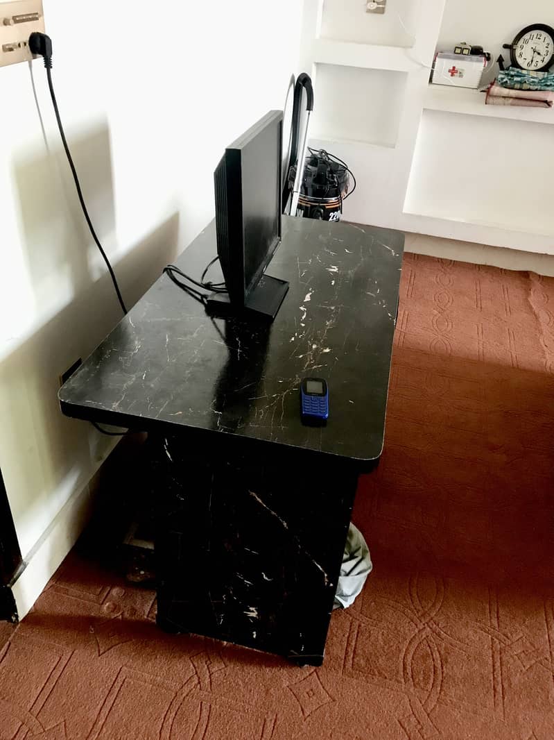 Computer & Table 1