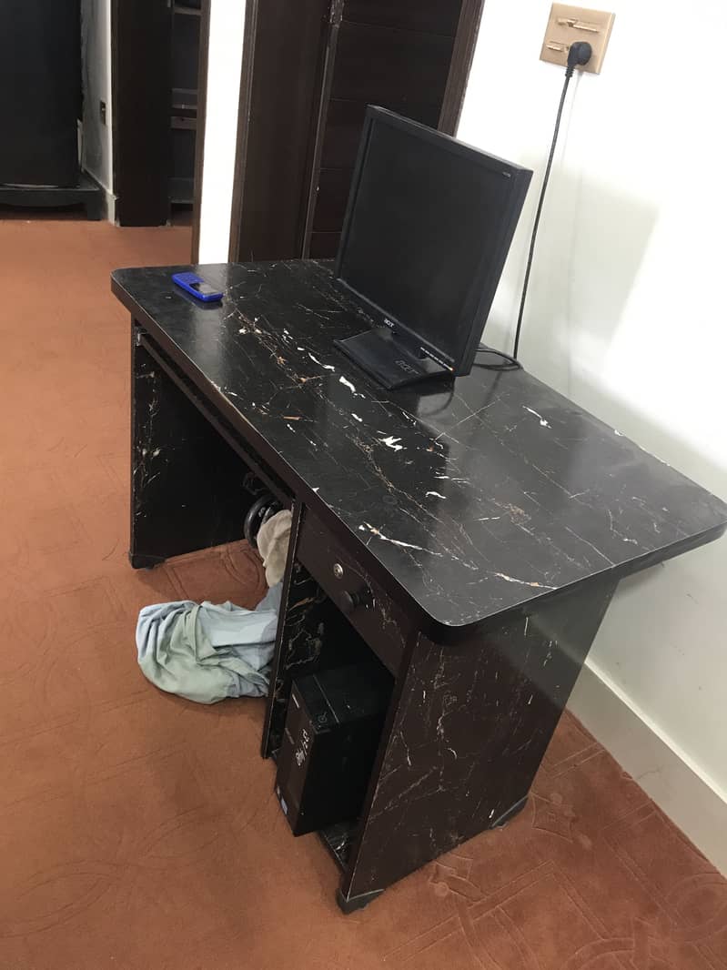 Computer & Table 3