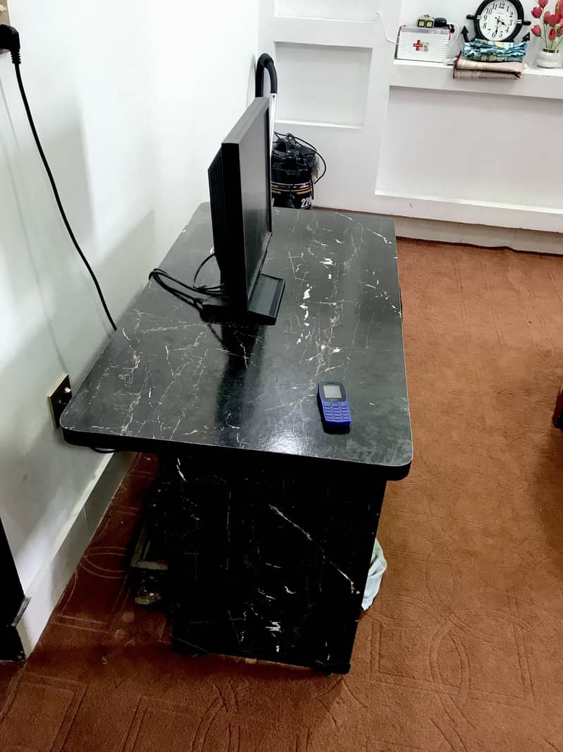 Computer & Table 6