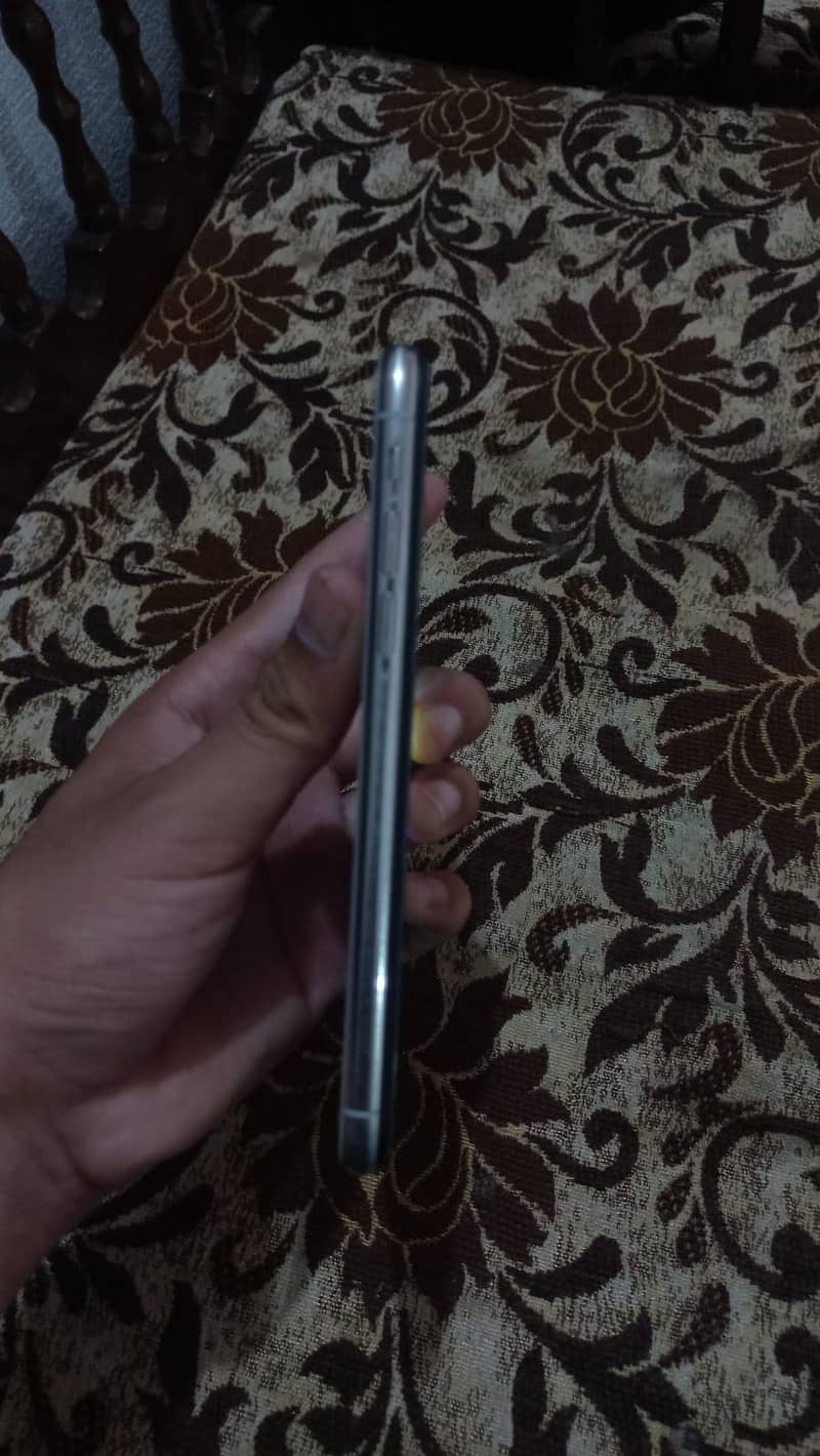 Apple iPhone X 4