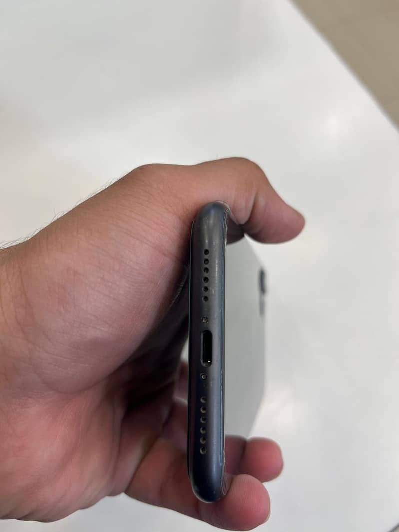 Apple iPhone 11 3