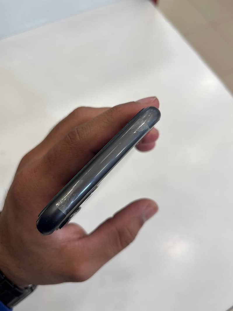 Apple iPhone 11 4