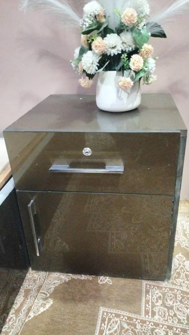 king size bed & dressing table &side tools 6