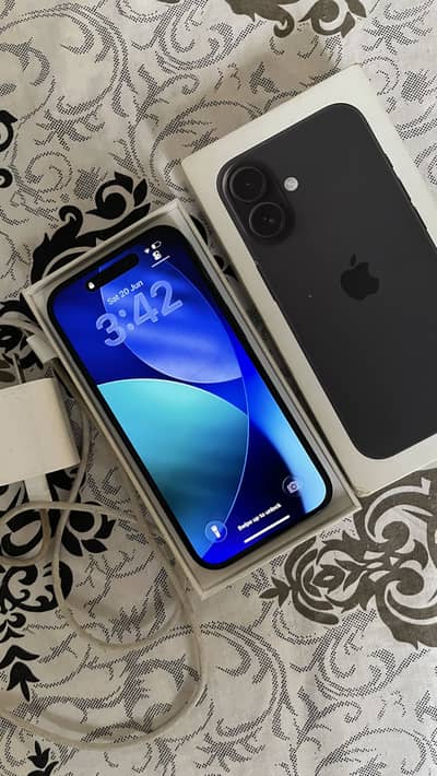 iPhone 16 - 100% health - 100% health - 10/10 condition