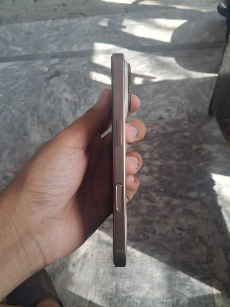Apple iPhone 16 Pro 1