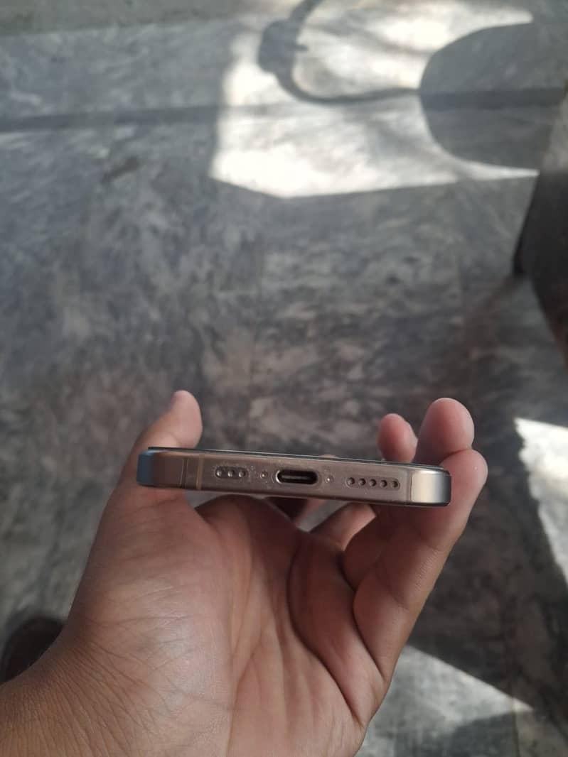 Apple iPhone 16 Pro 2
