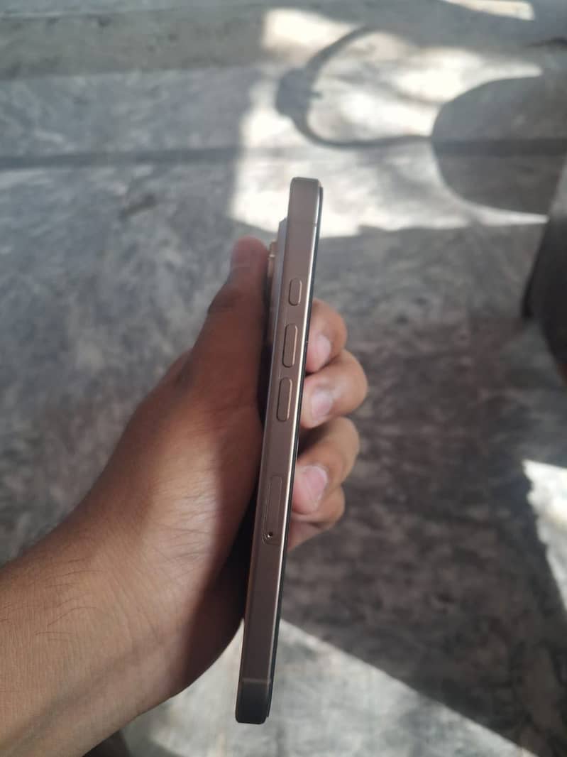 Apple iPhone 16 Pro 3
