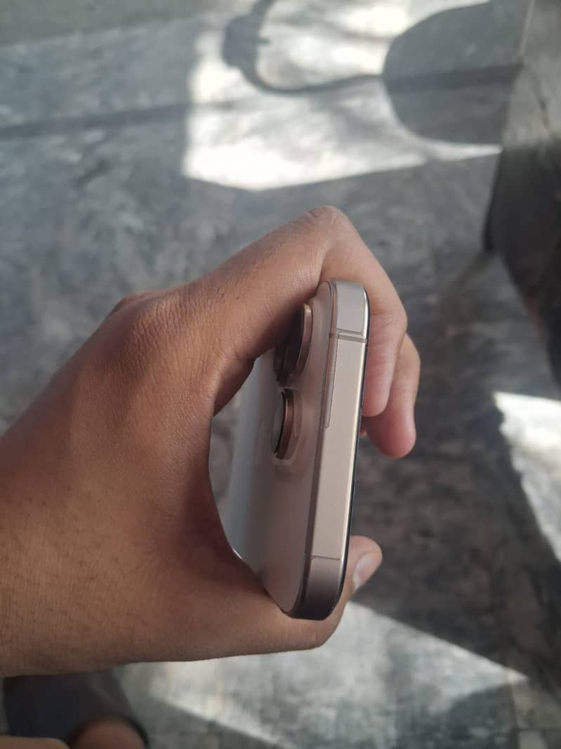 Apple iPhone 16 Pro 4