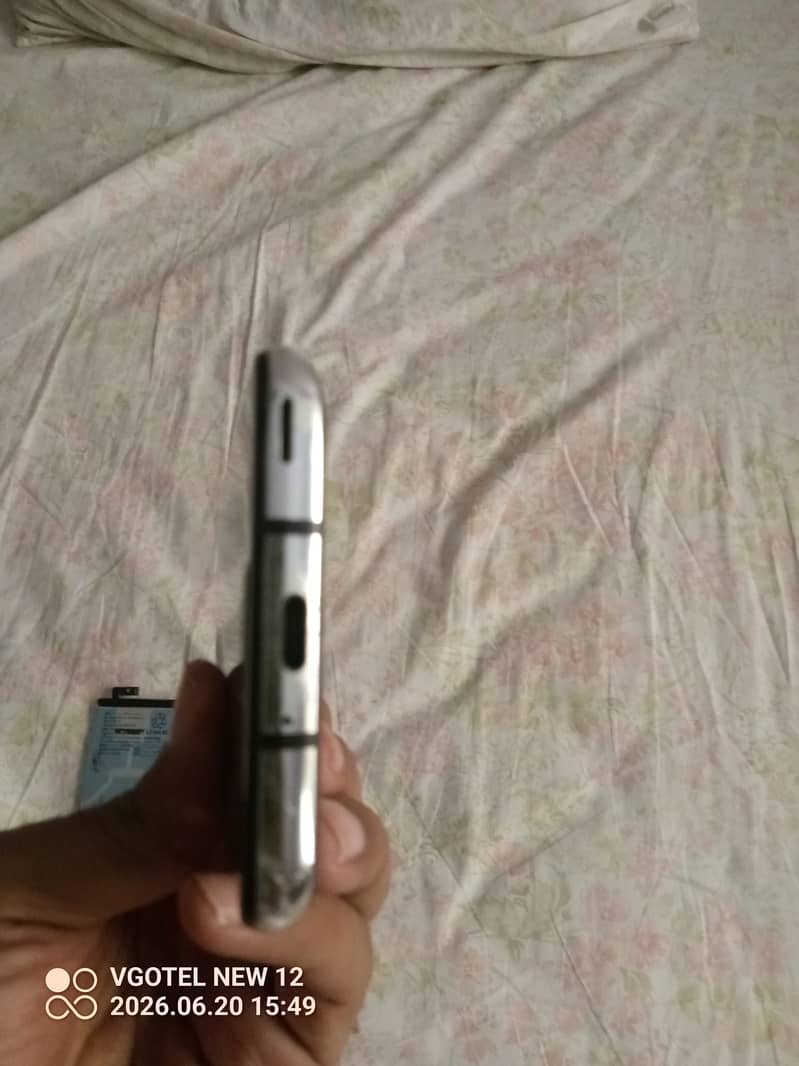 Sharp Aquos R2 3