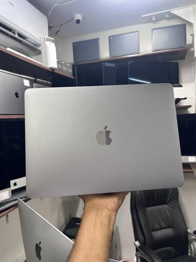 Macbook pro 2022 M2 13-inch 8gb ram 256gb storage