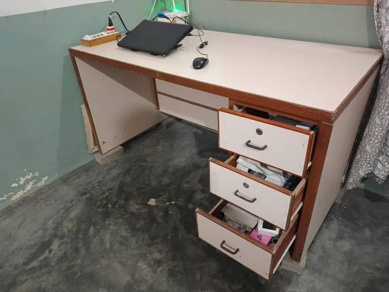 Study Table, Big and sturdy 0