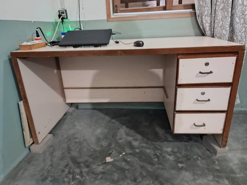 Study Table, Big and sturdy 1