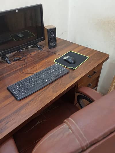 Dell computer window 10 pro edition with table chair