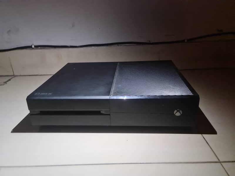 xbox one console and controller 0