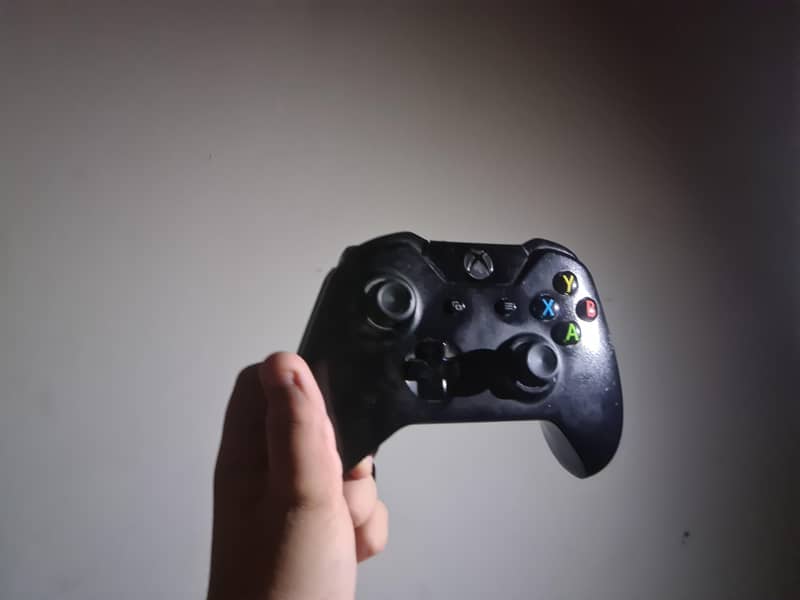 xbox one console and controller 1