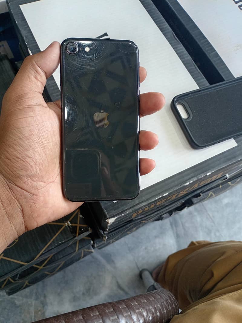Apple iPhone SE 2020 4